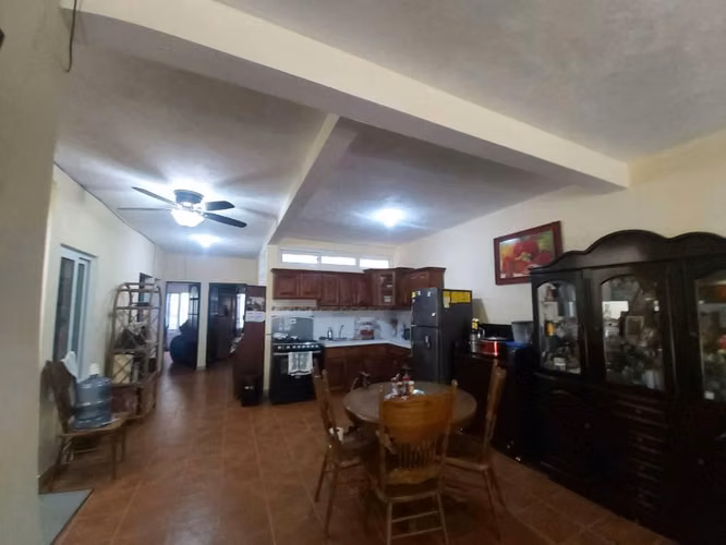 Alquilo Casa Grande dentro Residencial a 5 minutos para arriba de la Muni de San Lucas Sacatepéquez