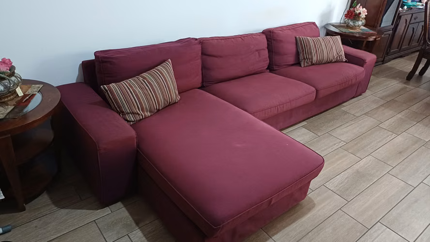 GANGA!! Sofá seccional con chaise longue en tela de color marrón/rojo. PRECIO NEGOCIABLE!