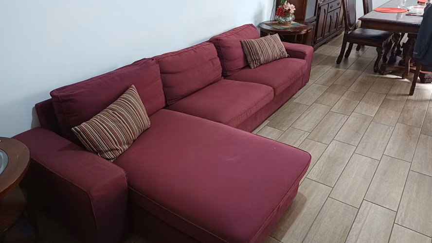 GANGA!! Sofá seccional con chaise longue en tela de color marrón/rojo. PRECIO NEGOCIABLE!
