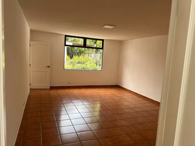 HERMOSA CASA EN RENTA EN ZONA 14 LA VILLA  IDEAL PARA VIVIENDA U OFICINA