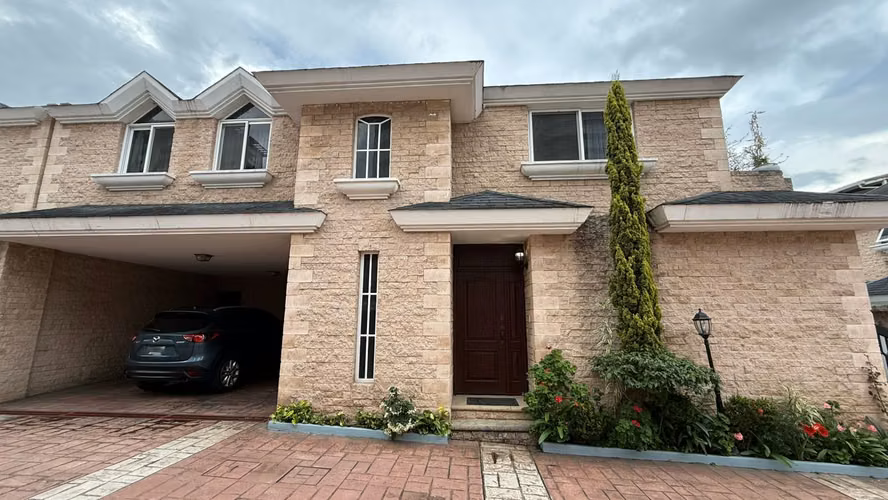 LINDA Y AMPLIA CASA EN RENTA EN CONDOMINIO EXCLUSIVO DE LA ZONA 14