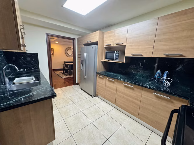 APARTAMENTO AMUEBLADO EN RENTA ZONA 10 SANTA MARIA CON 2 BALCONES