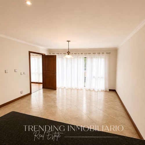 Apartamento en renta zona 14 edificio Tadeus de 2 habitaciones + 2 parqueos