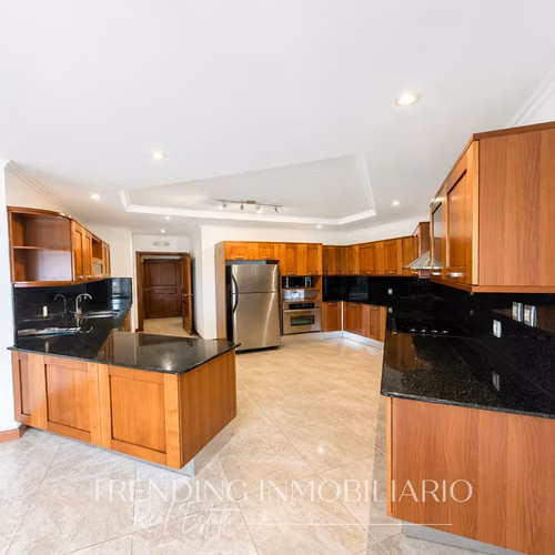 Apartamento en renta zona 14 edificio Tadeus de 2 habitaciones + 2 parqueos