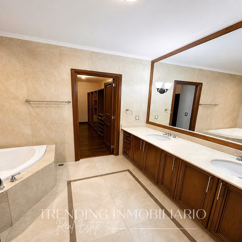 Apartamento en renta zona 14 edificio Tadeus de 2 habitaciones + 2 parqueos