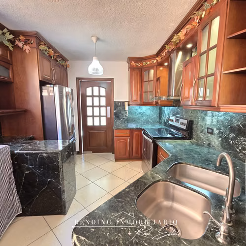Casa en renta zona 16 Kanajuyú Alta Bosque de 3 habitaciones + 2 parqueos