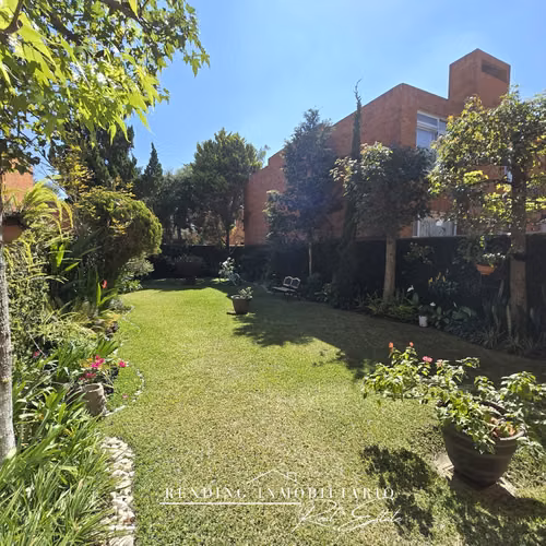 Casa en renta zona 16 Kanajuyú Alta Bosque de 3 habitaciones + 2 parqueos