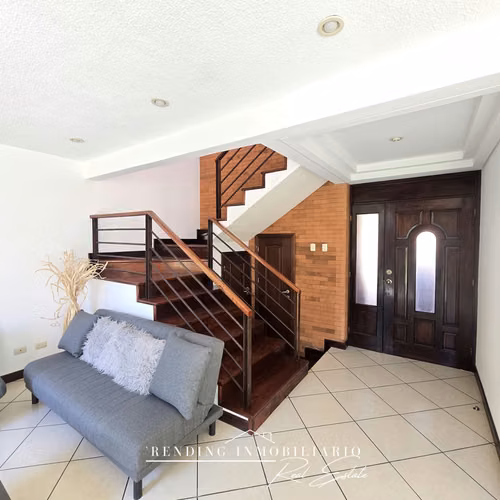 Casa en renta zona 16 Kanajuyú Alta Bosque de 3 habitaciones + 2 parqueos
