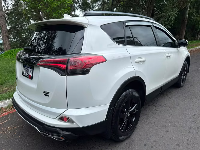 TOYOTA RAV4 XLE 4X4 2018 - todas sus bolsas, sin óxido, recién ingreso. - Imagen 3