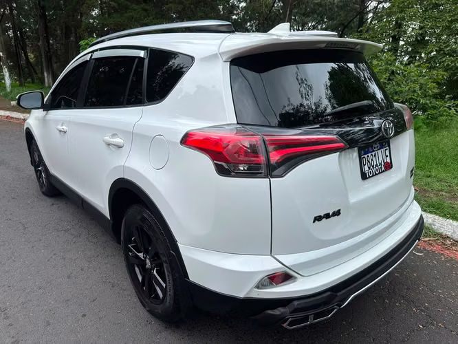 TOYOTA RAV4 XLE 4X4 2018 - todas sus bolsas, sin óxido, recién ingreso. - Imagen 4