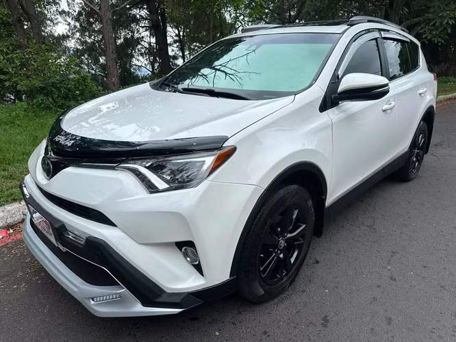 TOYOTA RAV4 XLE 4X4 2018 - todas sus bolsas, sin óxido, recién ingreso. - Imagen 2