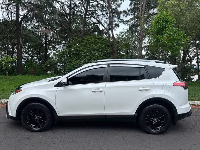 TOYOTA RAV4 XLE 4X4 2018 - todas sus bolsas, sin óxido, recién ingreso. - Imagen 5