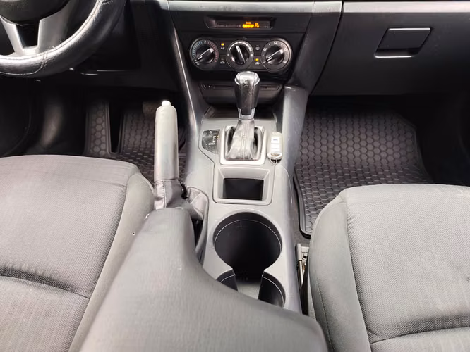 Mazda Mazda 3i Modelo 2015 de agencia