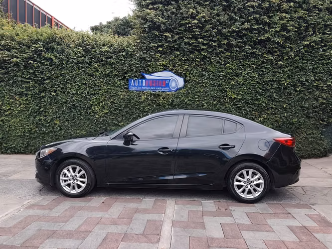 Mazda Mazda 3i Modelo 2015 de agencia