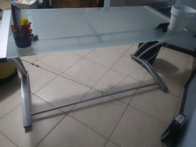 ESCRITORIO DE OFICINA CON VIDRIO TEMPLADO