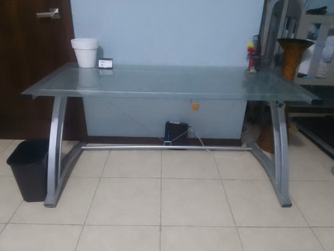 ESCRITORIO DE OFICINA CON VIDRIO TEMPLADO