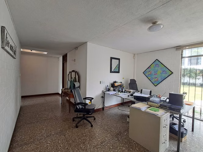 Casa comercial en renta - 12 ambientes - 800 mtsts2 - $6000 + IVA (Negociable) - Zona 10