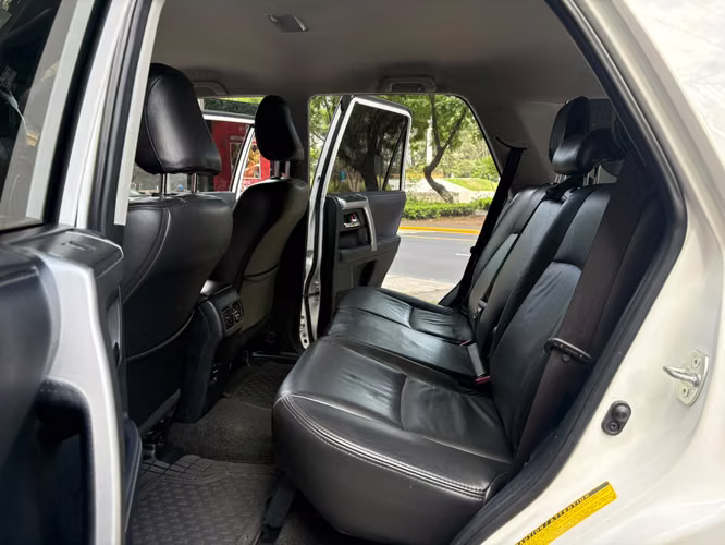 Toyota 4Runner año 2019 de agencia