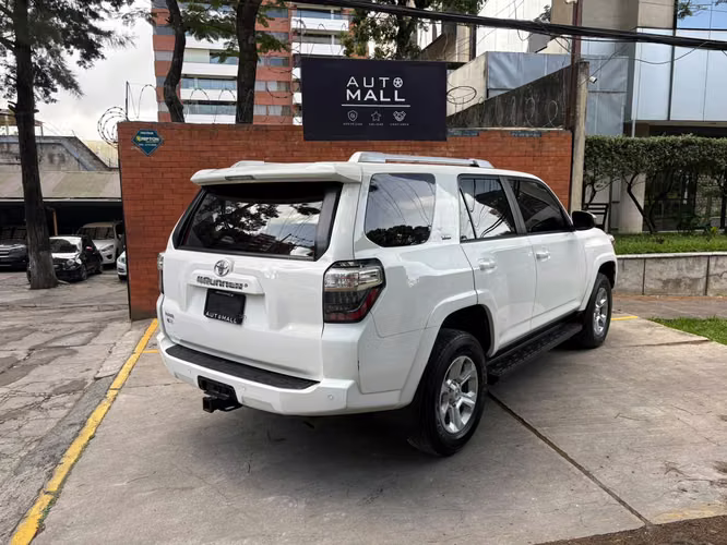 Toyota 4Runner año 2019 de agencia