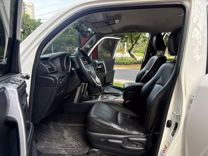 Toyota 4Runner año 2019 de agencia