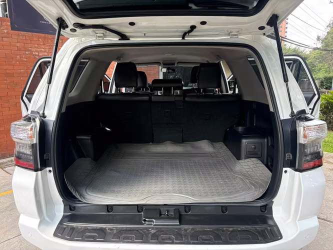 Toyota 4Runner año 2019 de agencia