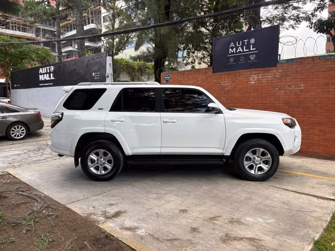 Toyota 4Runner año 2019 de agencia