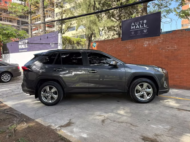 Toyota RAV4 Hibrid año 2021 de agencia
