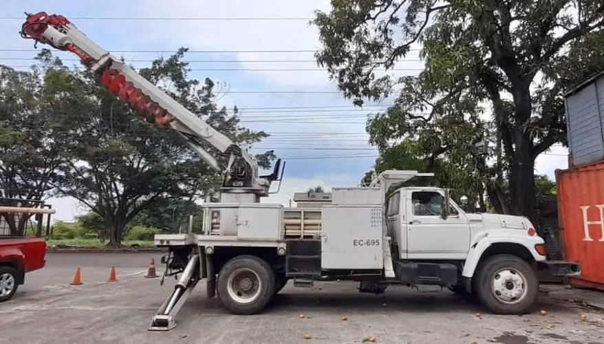 REMATO CAMION LINIERO FORD F800