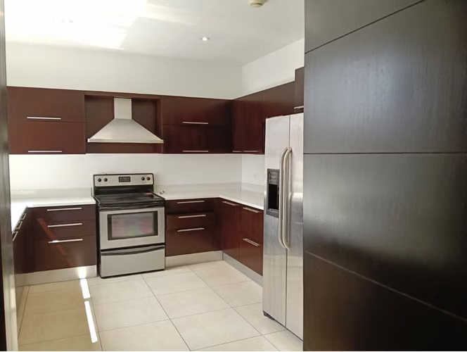 Dúplex en Renta Zona 14 | 452 m² | 3 Dorm. + Estudio | Terraza Privada | 3 Parqueos | Bodega - Imagen 5