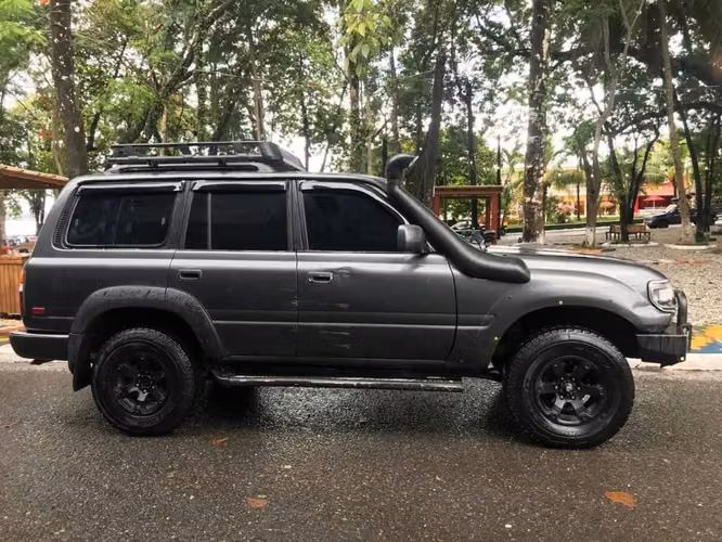 Toyota 4x4 Land Cruiser.