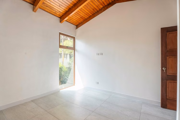Casa en venta 4 habitaciones 256 mts2 - $495,000 +  IVA (Negociables) en 20 Calle Zona 10