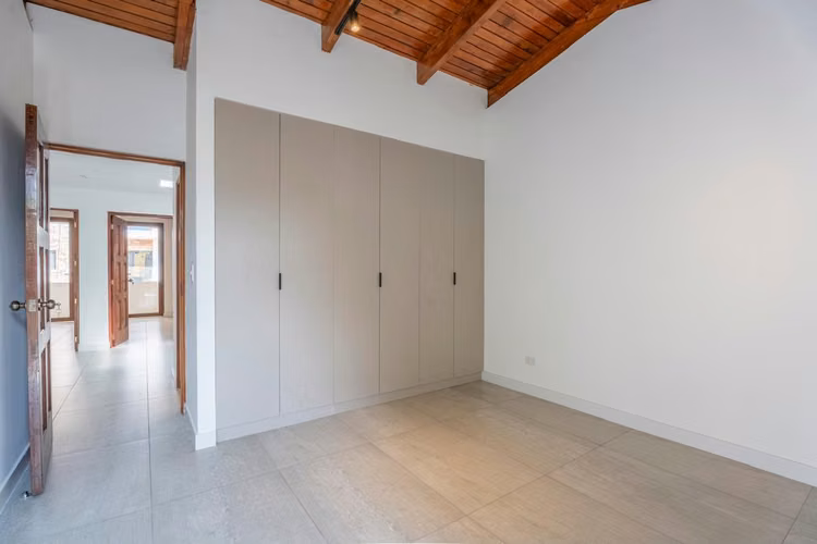 Casa en venta 4 habitaciones 256 mts2 - $495,000 +  IVA (Negociables) en 20 Calle Zona 10