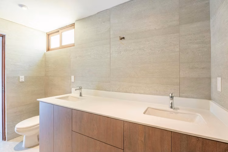 Casa en venta 4 habitaciones 256 mts2 - $495,000 +  IVA (Negociables) en 20 Calle Zona 10