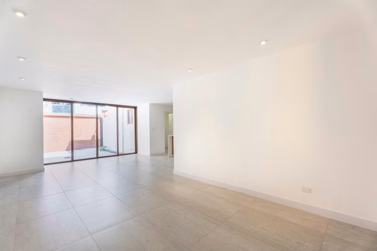 Casa en venta 4 habitaciones 256 mts2 - $495,000 +  IVA (Negociables) en 20 Calle Zona 10