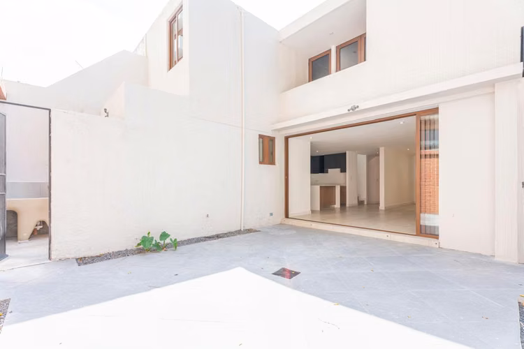 Casa en venta 4 habitaciones 256 mts2 - $495,000 +  IVA (Negociables) en 20 Calle Zona 10