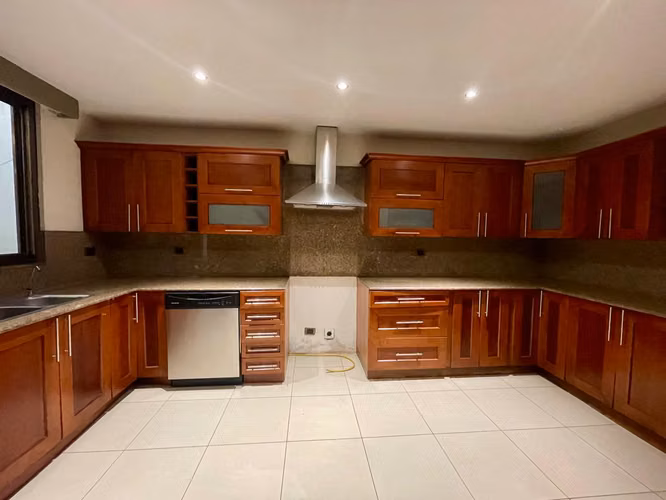 VENDO BELLA CASA CON AMPLIO JARDIN, Z.10 EL PRADO | A/C, CHIMENEA, 3 HAB CON WC Y BAÑO C/U PV