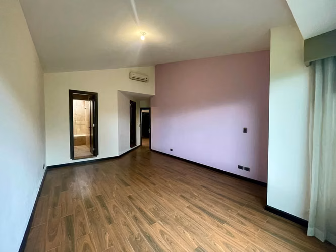 VENDO BELLA CASA CON AMPLIO JARDIN, Z.10 EL PRADO | A/C, CHIMENEA, 3 HAB CON WC Y BAÑO C/U PV