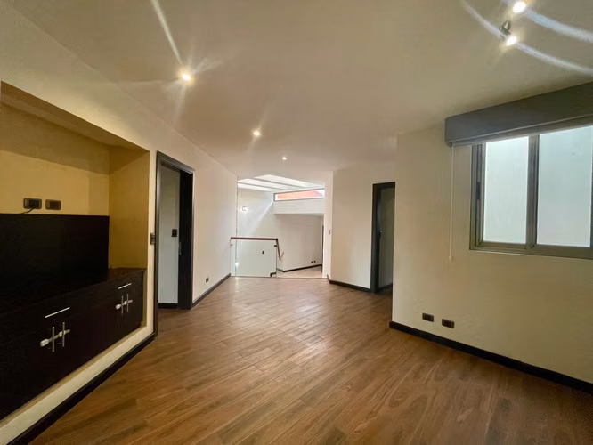 VENDO BELLA CASA CON AMPLIO JARDIN, Z.10 EL PRADO | A/C, CHIMENEA, 3 HAB CON WC Y BAÑO C/U PV