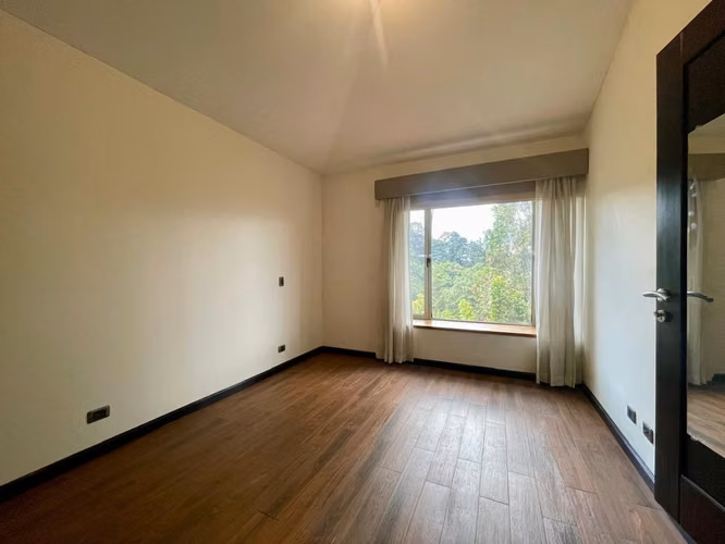 VENDO BELLA CASA CON AMPLIO JARDIN, Z.10 EL PRADO | A/C, CHIMENEA, 3 HAB CON WC Y BAÑO C/U PV