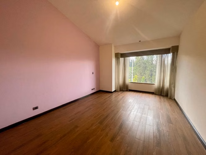 VENDO BELLA CASA CON AMPLIO JARDIN, Z.10 EL PRADO | A/C, CHIMENEA, 3 HAB CON WC Y BAÑO C/U PV