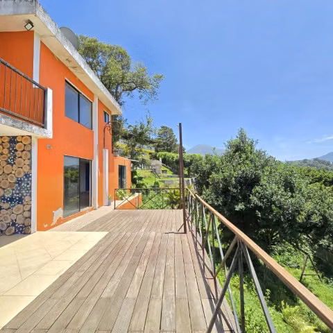 Casa en Venta con Vista Panorámica al Lago de Amatitlán
