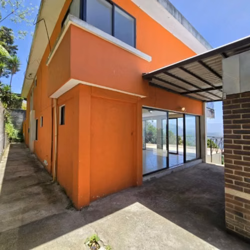 Casa en Venta con Vista Panorámica al Lago de Amatitlán