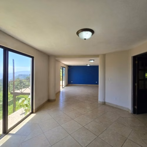 Casa en Venta con Vista Panorámica al Lago de Amatitlán