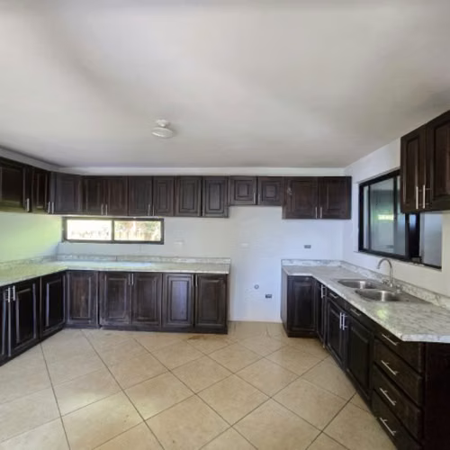 Casa en Venta con Vista Panorámica al Lago de Amatitlán