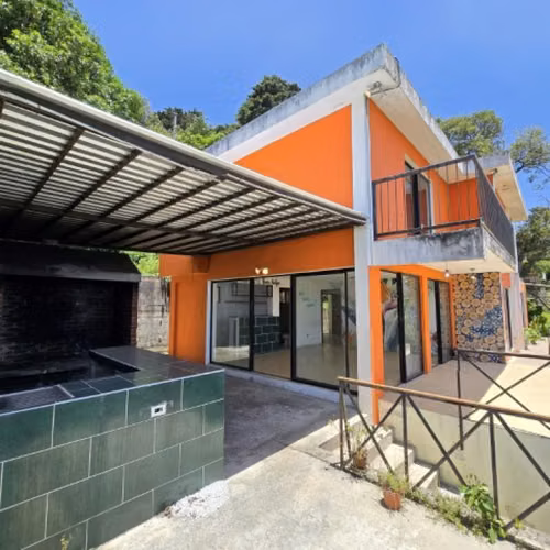 Casa en Venta con Vista Panorámica al Lago de Amatitlán