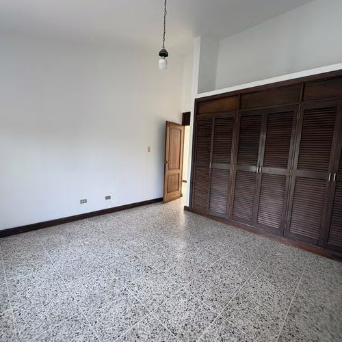 CASA PARA OFICINAS EN ALQUILER EN VISTA HERMOSA II, ZONA 15