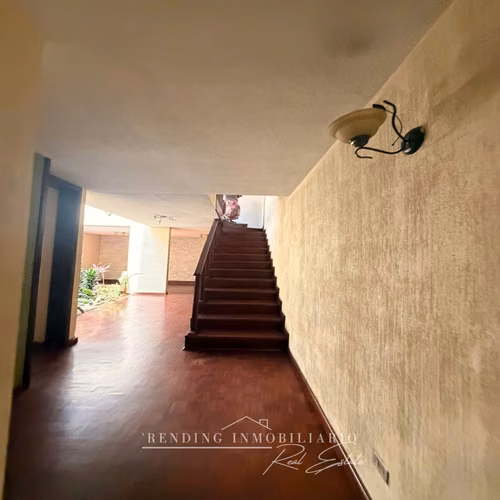 Casa en renta zona 10 para oficinas sector Pradera de 5 habitaciones + 2 parqueos