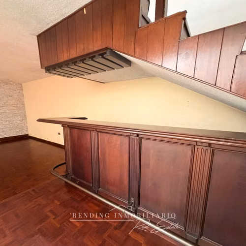 Casa en renta zona 10 para oficinas sector Pradera de 5 habitaciones + 2 parqueos