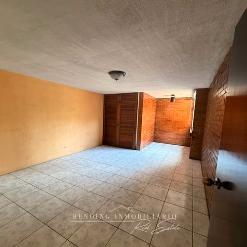Casa en renta zona 10 para oficinas sector Pradera de 5 habitaciones + 2 parqueos