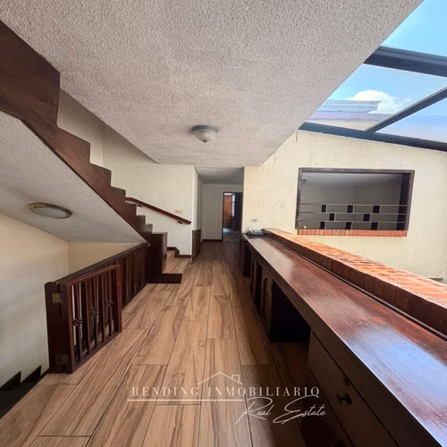 Casa en renta zona 10 para oficinas sector Pradera de 5 habitaciones + 2 parqueos